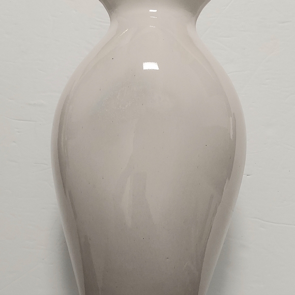 3D Cream Colored Vase Marquise Opening Abstract Circle Design Glossy 12.25" X 8" - Picture 9 of 11